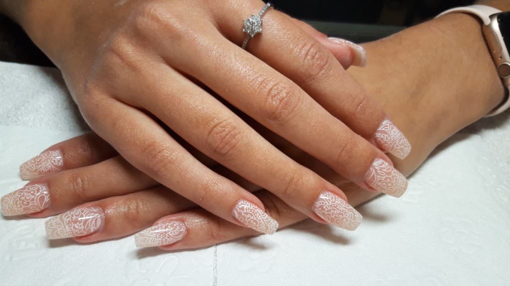 Nude nechty s bielou čipkovou nail art