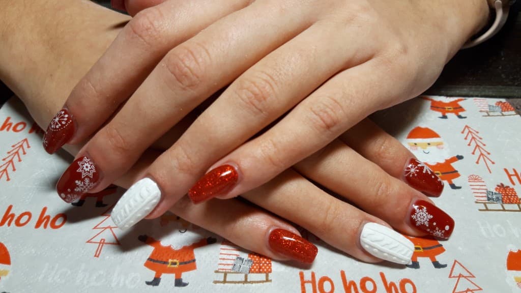 Vianočná nail art s vločkami a 3D efektom